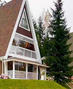 Цілий триповерховий будинок FREEMAN-3 над річкою з альтанкою та грилем