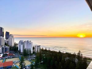 Luxe 3bd Ocean & City views 2 Min beach OPUS