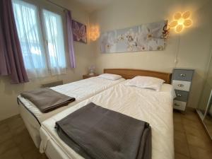 Maisons de vacances La Maison des Pins pour 4 personnes : photos des chambres