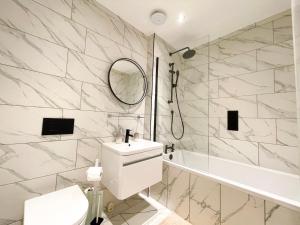 Stylish One Bed Flat in Paddington Pool and gym next door Free secure underground parking nearby