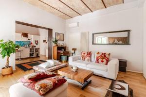 Refined two-bedrooms Roman Residence