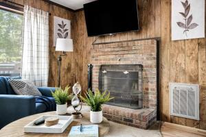 Hot Tub Deck Screened Porch Fire Pit & WiFi