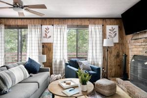 Hot Tub Deck Screened Porch Fire Pit & WiFi