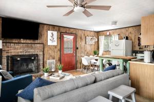 Hot Tub Deck Screened Porch Fire Pit & WiFi