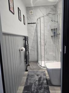 Double Room with Ensuite Bathroom