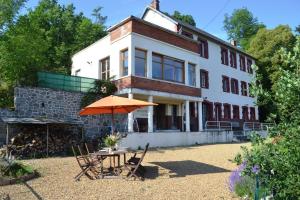 Maisons de vacances Gite de groupe du Viaduc des Fades : Maison 5 Chambres