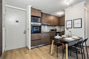 Modern & Cozy Apartment Steps from the Metro