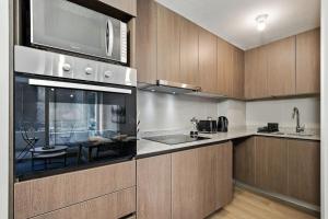 Modern & Cozy Apartment Steps from the Metro