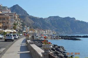 Taormina Bay, sleeps 6, 30 meters from the sea