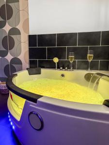 Appartements Jacuzzi prive, terrasse, Roubaix : photos des chambres