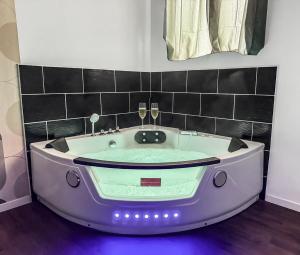 Appartements Jacuzzi prive, terrasse, Roubaix : photos des chambres