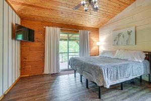 Pond and Fire Pit Charming Log Cabin near Blue Rock