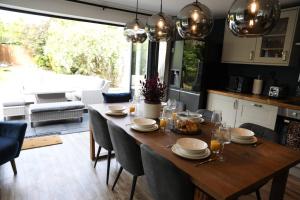 Cosy Home; New Refurbished Home and Double Parking