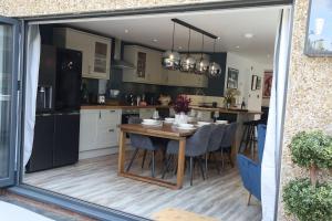 Cosy Home; New Refurbished Home and Double Parking