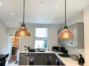 Charming City Home, Beside the Serene Ormeau Park