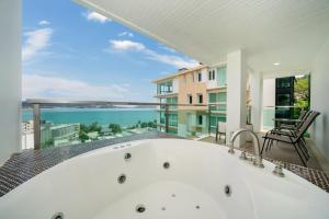 Private sea view apartment with jacuzzi at Baycliff