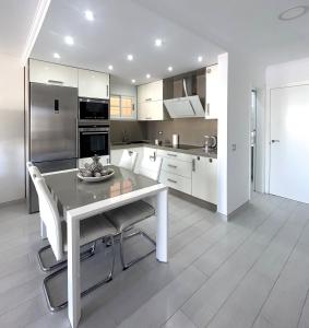 Stunning 2 Bedroom Apt In Los Cristianos K203