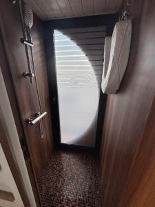 WOHLFÜHLBOOT Hausboot - Festlieger in der Marina Zaue am Schwielochsee - incl Stand Up Board