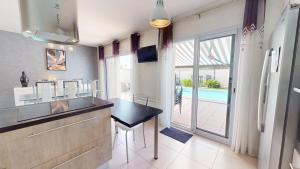 Maisons de vacances Palm Cornue avec piscine privative : photos des chambres