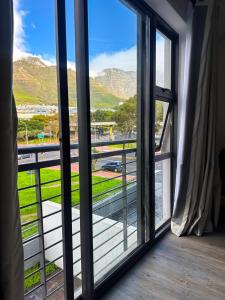 Stylish City Escape with Table Mountain Views