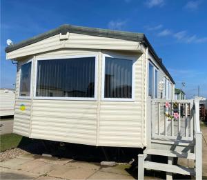6 berth caravan hire close to Fantasy Island