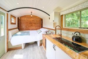 Host & Stay - Dipple Farm Shepherds Hut
