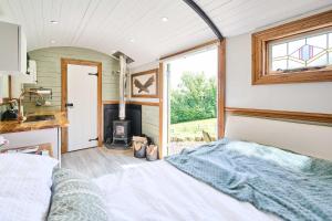 Host & Stay - Dipple Farm Shepherds Hut