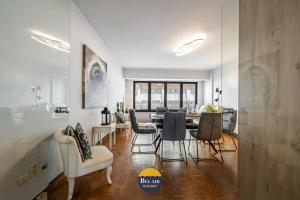 Modern 2-Bedroom Apartment Near Beach & Center T138