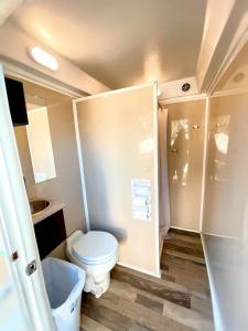 #Y Sons Blue River - Glamping Cabin, Kingsbury, TX