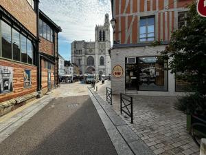 Appartements Le Loft - By BEST KEYS - Prestige - Vue Cathedrale - Poutres Apparentes - Baignoire Ilot - Centre Ville - Smart TV - Machine a Cafe Nespresso - WiFi Illimite - Check-in Autonome : Loft
