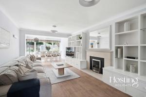 Lavender House - Spacious Henley Home with Parking