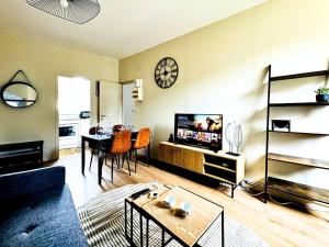 Appartements Le Saint - By 69ALSACELO- 3 Chambres Separees - Ideal Pro & Famille - Patio Prive - Proche Centre Ville - Smart TV - WiFi Fibre - Check-in Autonome - Parking Facile & Gratuit : Appartement 3 Chambres