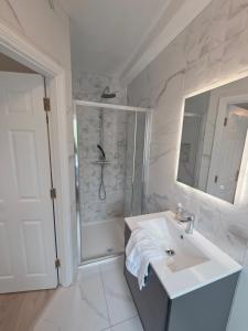 Stylish Spacious 4 Bedroom House