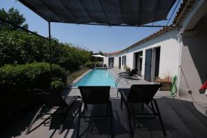 charming family house with pool located at Lisle sur la sorgue - sleeps 8
