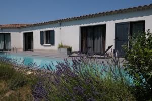 charming family house with pool located at Lisle sur la sorgue - sleeps 8