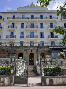 Studio dans palace Beausite en étage proche commodités