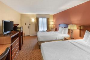 Double Room with Two Double Beds with Exterior Entrance - Smoking room in Best Western Hickory