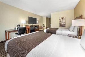 Two Double Beds with Roll-In Shower - Disability Access/Non-Smoking room in Best Western Plus Windsor Inn