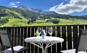 Apartment Rohrer - Zirm - Zirbe Cirmolo mit Schloss- und Schourtblick