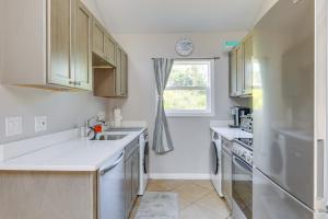 Close to Beach and P-Town! Cottage with Bay Views