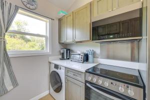 Close to Beach and P-Town! Cottage with Bay Views