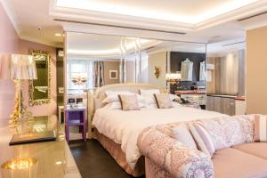 Superior Suite with Lake View room in Hotel Villa e Palazzo Aminta