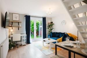 Modern 2 Bedroom House with Parking