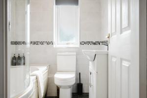 Modern 2 Bedroom House with Parking