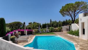 "La Chantyviere" Villa vue Exceptionnelle 180 degrés sur Golf Tropez avec plage privée