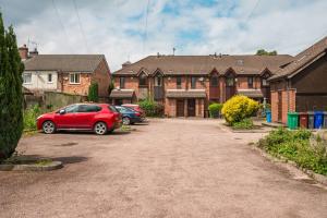 Modern 2 Bedroom House with Parking