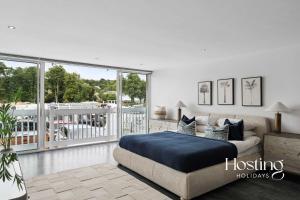 The Boathouse - Unique Riverside Living in Henley