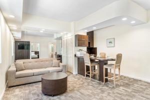Queen Suite room in Crystal Beach Suites Oceanfront Hotel