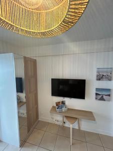 Studio lumineux à 120 M de la plage du centre ville