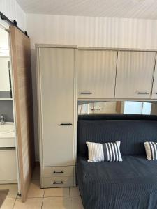 Studio lumineux à 120 M de la plage du centre ville